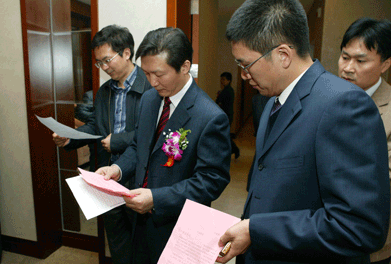 大會(huì)主席團(tuán)推舉產(chǎn)生的監(jiān)票人中國(guó)質(zhì)量檢驗(yàn)協(xié)會(huì)秘書長(zhǎng)助理張明、總監(jiān)票人國(guó)家質(zhì)檢總局質(zhì)量司司長(zhǎng)田世宏在仔細(xì)統(tǒng)計(jì)各項(xiàng)投票數(shù)據(jù)